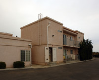 15544 Sequoia Ave in Hesperia, CA - Foto de edificio - Building Photo