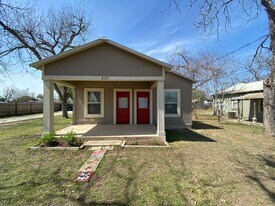 257 E Garza St in New Braunfels, TX - Building Photo