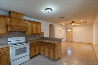 2100 Aruba Dr, Unit 2 in Edinburg, TX - Building Photo - Building Photo
