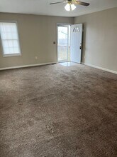 107 S 6th St in Austin, IN - Foto de edificio - Building Photo