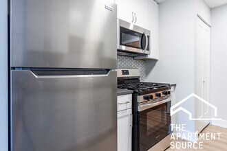 540 W Aldine Ave, Unit 209 in Chicago, IL - Building Photo - Building Photo