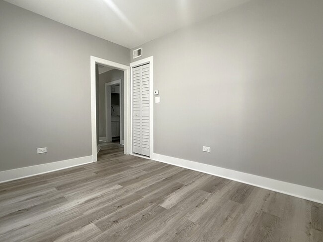 3575 W Dickens Ave, Unit 2R in Chicago, IL - Building Photo - Building Photo