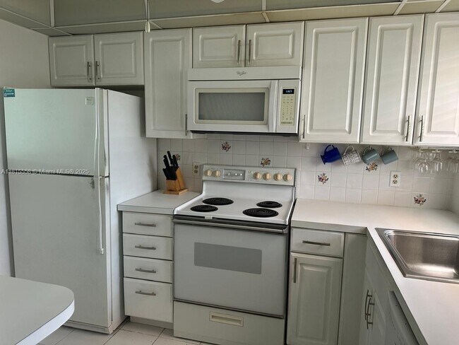 160 Turtle Lake Ct in Naples, FL - Building Photo - Building Photo