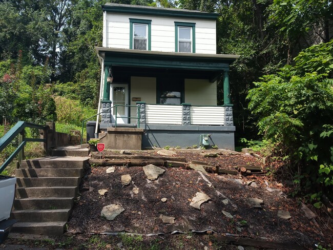 3017 Wadlow St in Pittsburgh, PA - Foto de edificio - Building Photo
