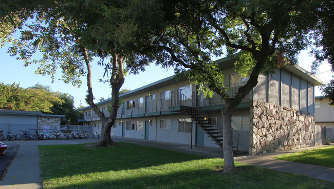 8th Street Apartments in Davis, CA - Foto de edificio - Building Photo