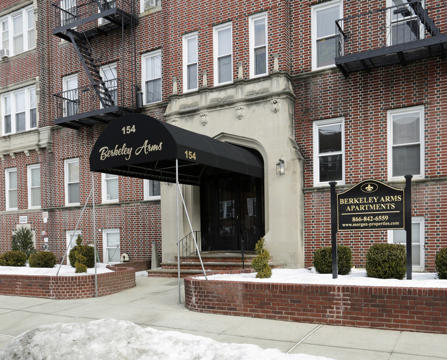 Berkeley Arms Apartment Homes in Rutherford, NJ - Foto de edificio