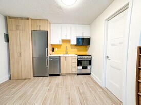 160 Dowling Ave in Toronto, ON - Building Photo