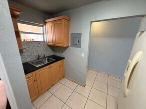 1945 NW 29th St in Miami, FL - Building Photo - Building Photo