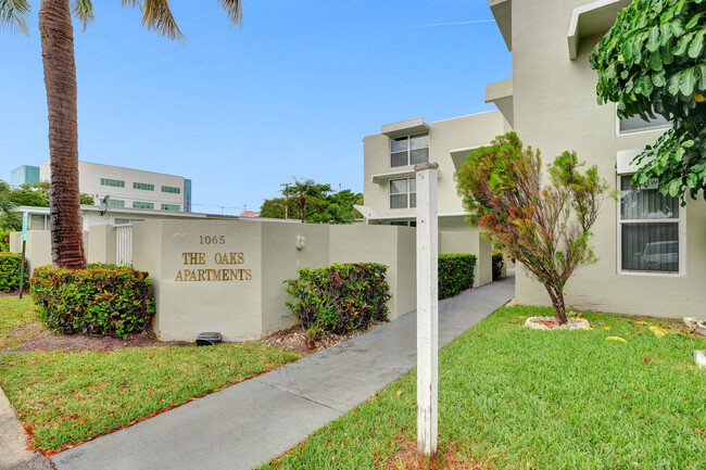 The Oaks Apartments in Bay Harbor Islands, FL - Building Photo - Building Photo