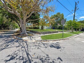 375 SW 20th Rd in Miami, FL - Building Photo - Building Photo