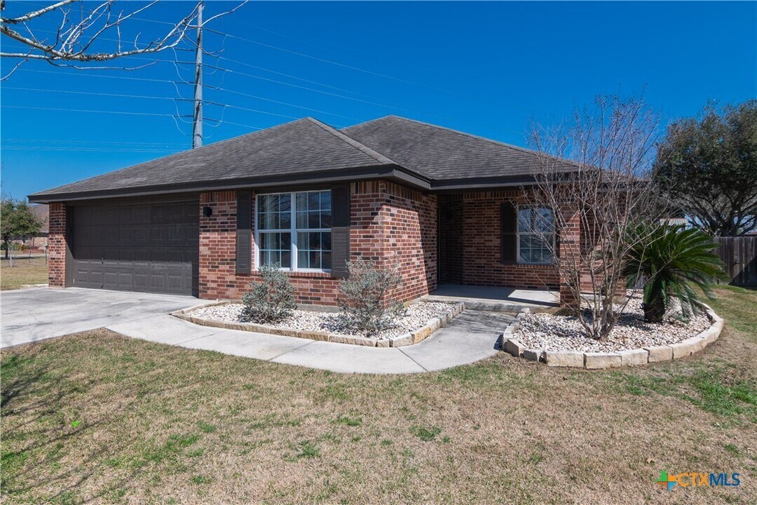 121 Castlewood Dr in Seguin, TX - Building Photo