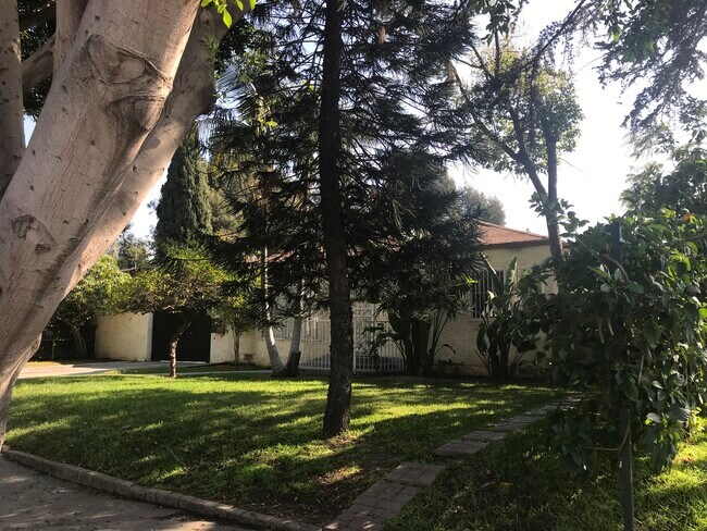 518 W 121st St, Unit 516 in Los Angeles, CA - Building Photo - Building Photo
