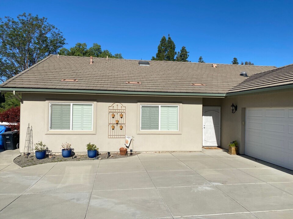 1049 Tranquil Hills Ct in Paso Robles, CA - Building Photo