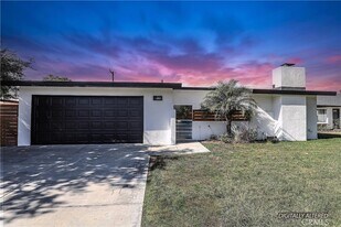 15271 Yorkshire Ln in Huntington Beach, CA - Building Photo
