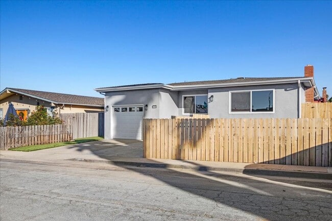 1674 Kenneth St in Seaside, CA - Building Photo - Building Photo