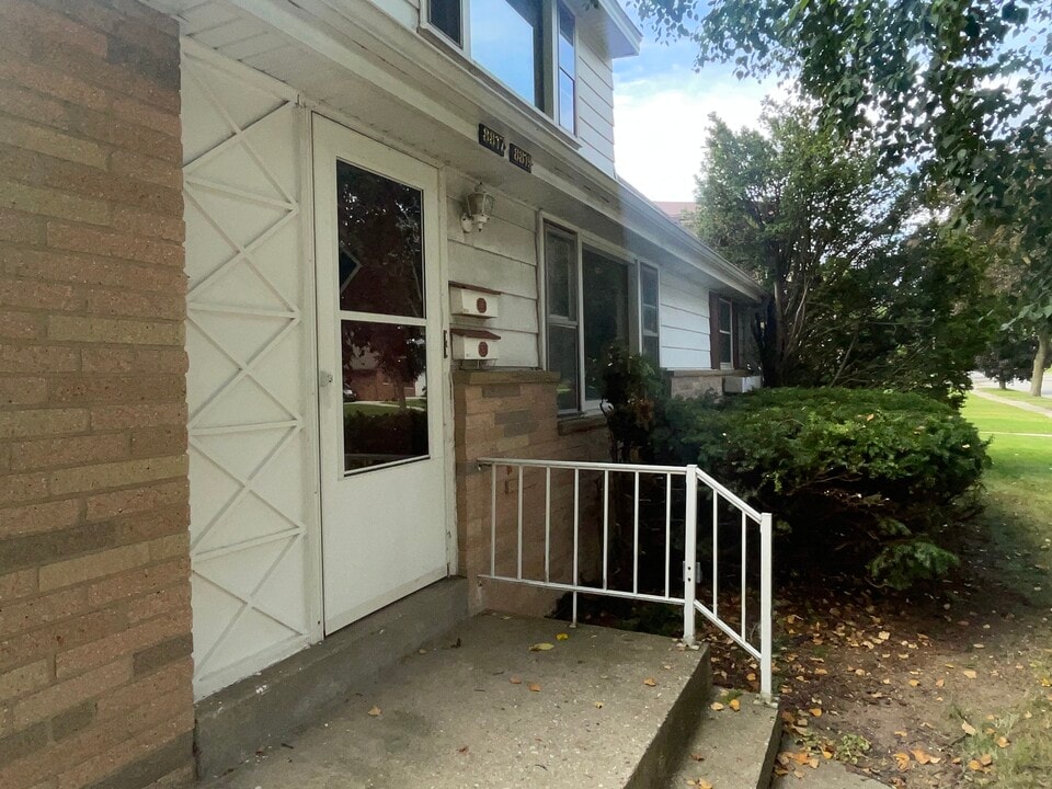 8817 W Herbert Ave in Milwaukee, WI - Foto de edificio