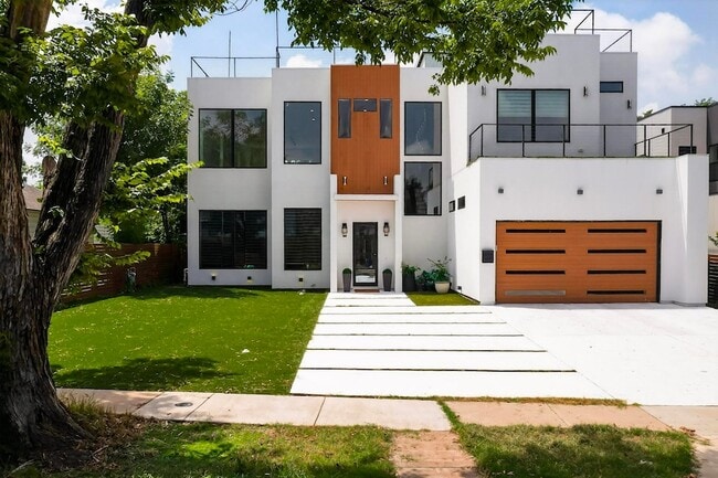 property at 3946 N Cresthaven Rd