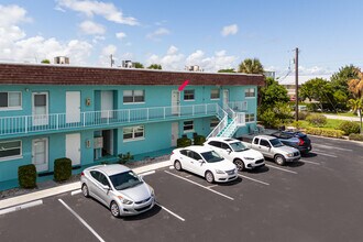 1225 Carlton Ct in Fort Pierce, FL - Foto de edificio - Building Photo