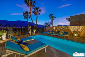 929 Bernardi Ln in Palm Springs, CA - Foto de edificio - Building Photo