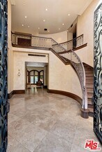 1061 Laurel Way in Beverly Hills, CA - Building Photo - Building Photo
