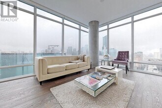 488-2488 University Ave in Toronto, ON - Building Photo - Building Photo