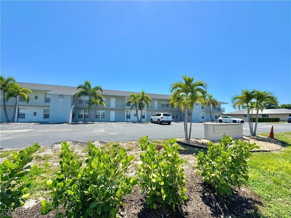 3705 Country Club Blvd in Cape Coral, FL - Foto de edificio