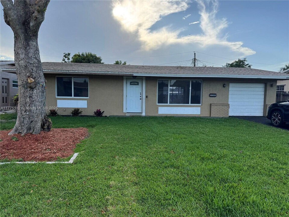 2340 Oleander Dr in Miramar, FL - Building Photo