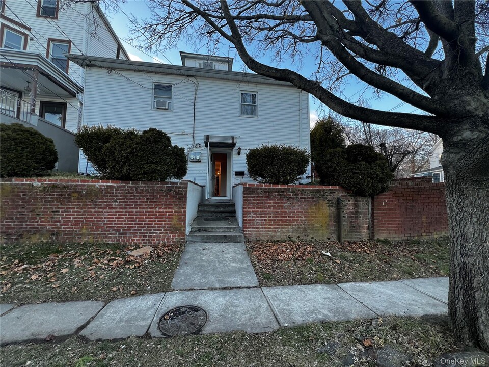 101 Sterling Ave in Yonkers, NY - Building Photo