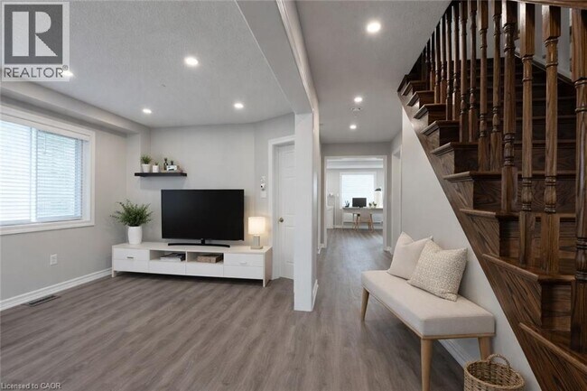 7 Hollinrake Ave in Brantford, ON - Building Photo - Building Photo