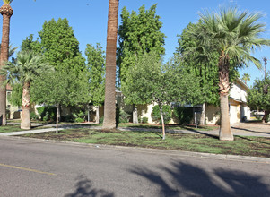 Hilton Apartments in Phoenix, AZ - Building Photo - Building Photo