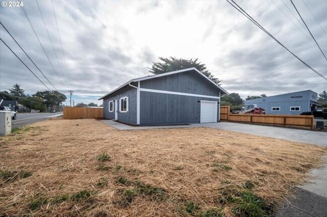 1105 Baltimore St in Bandon, OR - Building Photo - Building Photo