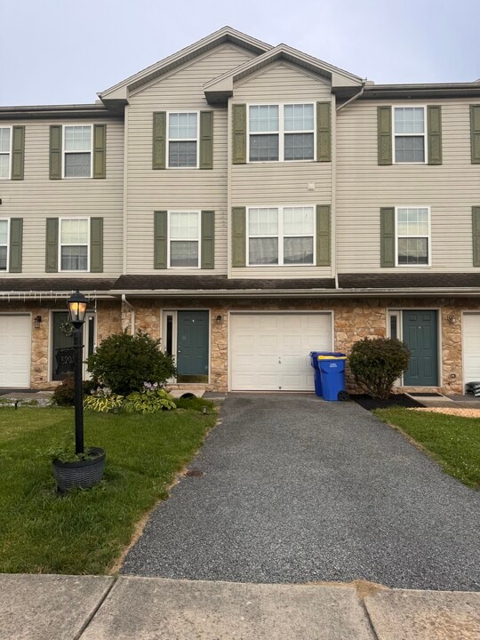 520 Fisher Dr in York, PA - Building Photo