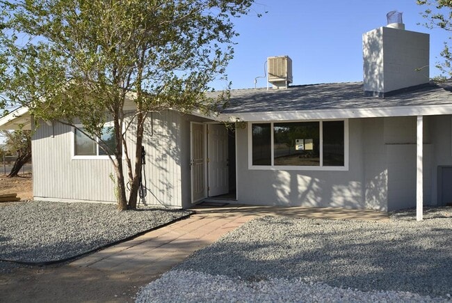 18240 Catalpa St in Hesperia, CA - Foto de edificio - Building Photo