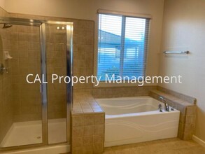 361 Majestic Dr in Hollister, CA - Foto de edificio - Building Photo
