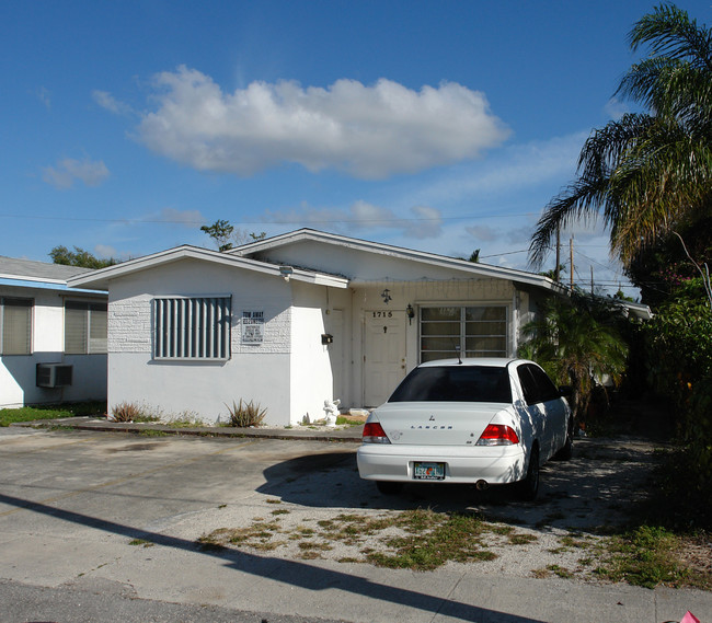 1715 Johnson St in Hollywood, FL - Foto de edificio - Building Photo