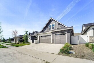 8462 W Suttle Lake Dr in Garden City, ID - Building Photo - Building Photo