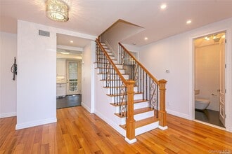 2 Avalon Rd in Great Neck, NY - Building Photo - Building Photo