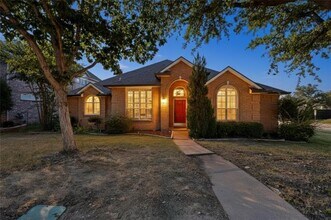 9700 Wolf Creek Dr in Irving, TX - Building Photo - Building Photo