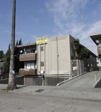 5527 Virginia Ave in Los Angeles, CA - Foto de edificio - Building Photo