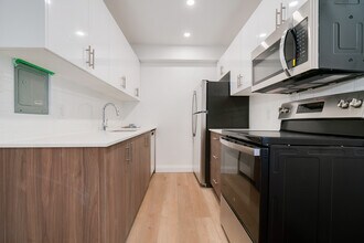 2707 Yonge St in Toronto, ON - Building Photo - Building Photo