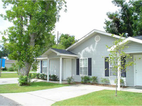 Robins Place in Pensacola, FL - Foto de edificio - Building Photo