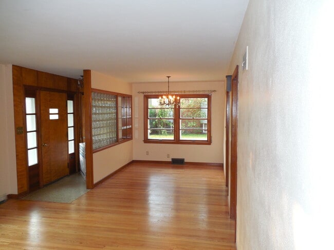 131 N Rockford Ave in Rockford, IL - Foto de edificio - Building Photo