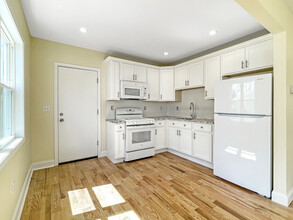44 George St, Unit A in East Haven, CT - Foto de edificio - Building Photo
