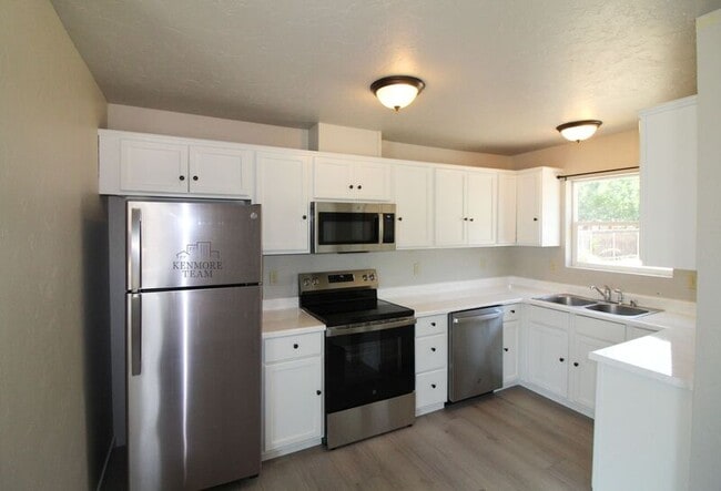 19 E 14th Ave in Kennewick, WA - Building Photo - Building Photo