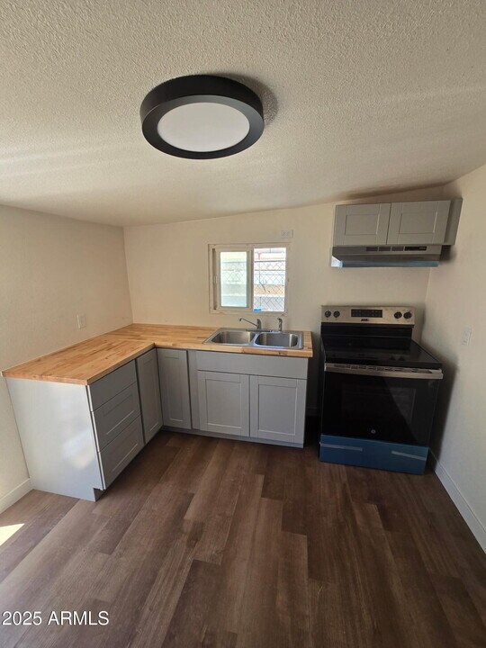413 4th Ave E in Buckeye, AZ - Building Photo
