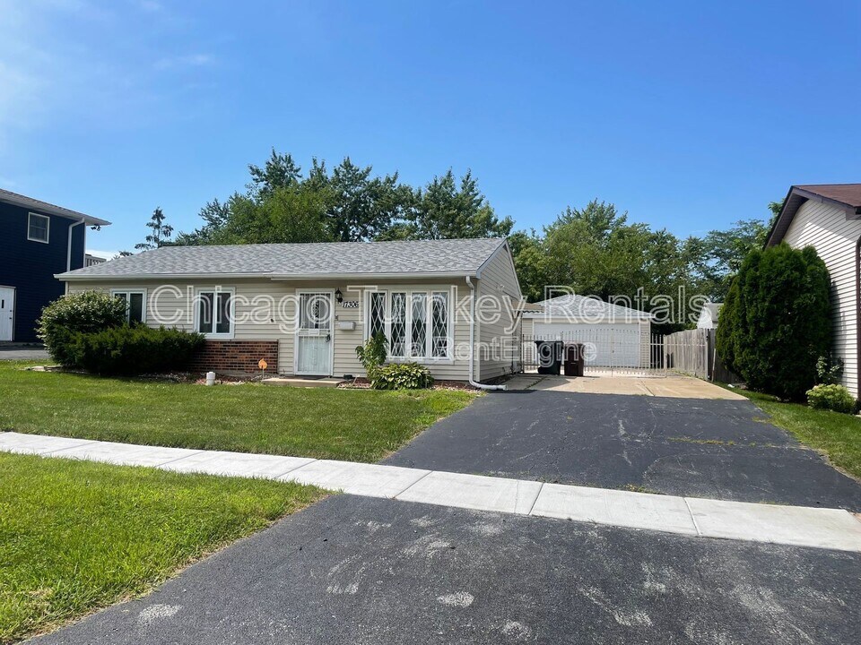 17306 Apple Tree Dr in Hazel Crest, IL - Building Photo