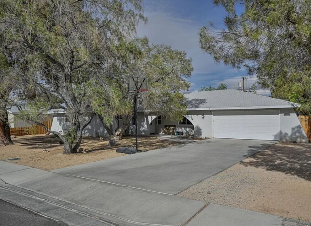 218 S Primrose St in Ridgecrest, CA - Building Photo