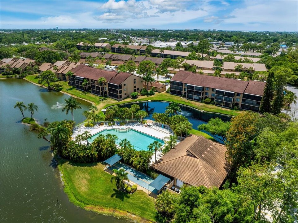 5685 Ashton Lake Dr in Sarasota, FL - Foto de edificio