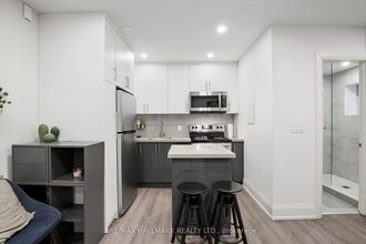 595 St Clair Ave W in Toronto, ON - Building Photo - Building Photo