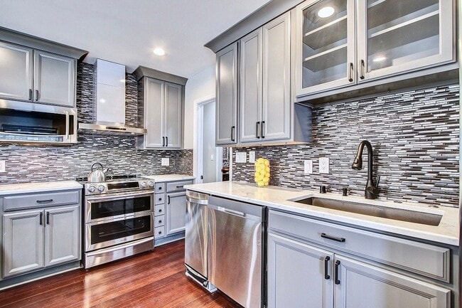 4415 Bradley Ln in Chevy Chase, MD - Foto de edificio - Building Photo